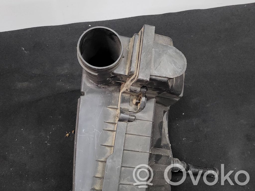 Volkswagen PASSAT B7 Obudowa filtra powietrza 