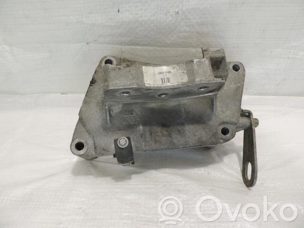 Engine mounting bracket   55199250