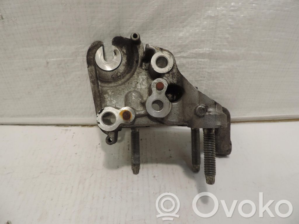 Ford Mondeo MK II Engine mounting bracket 