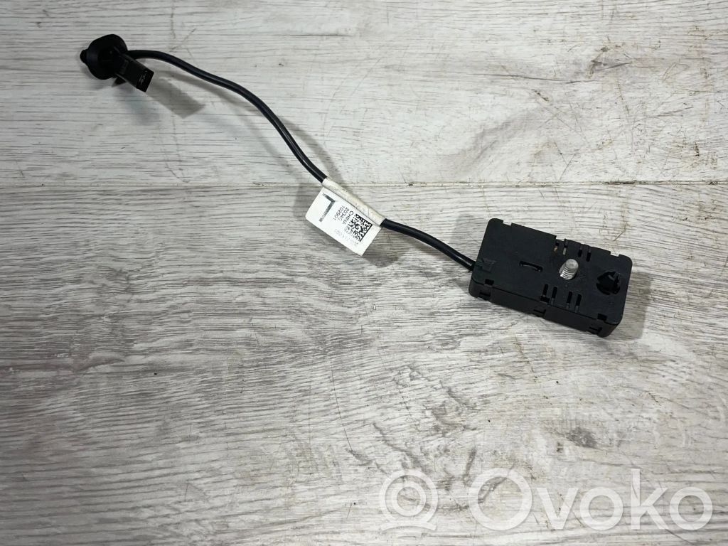 Tesla Model 3 Pystyantennivahvistin 