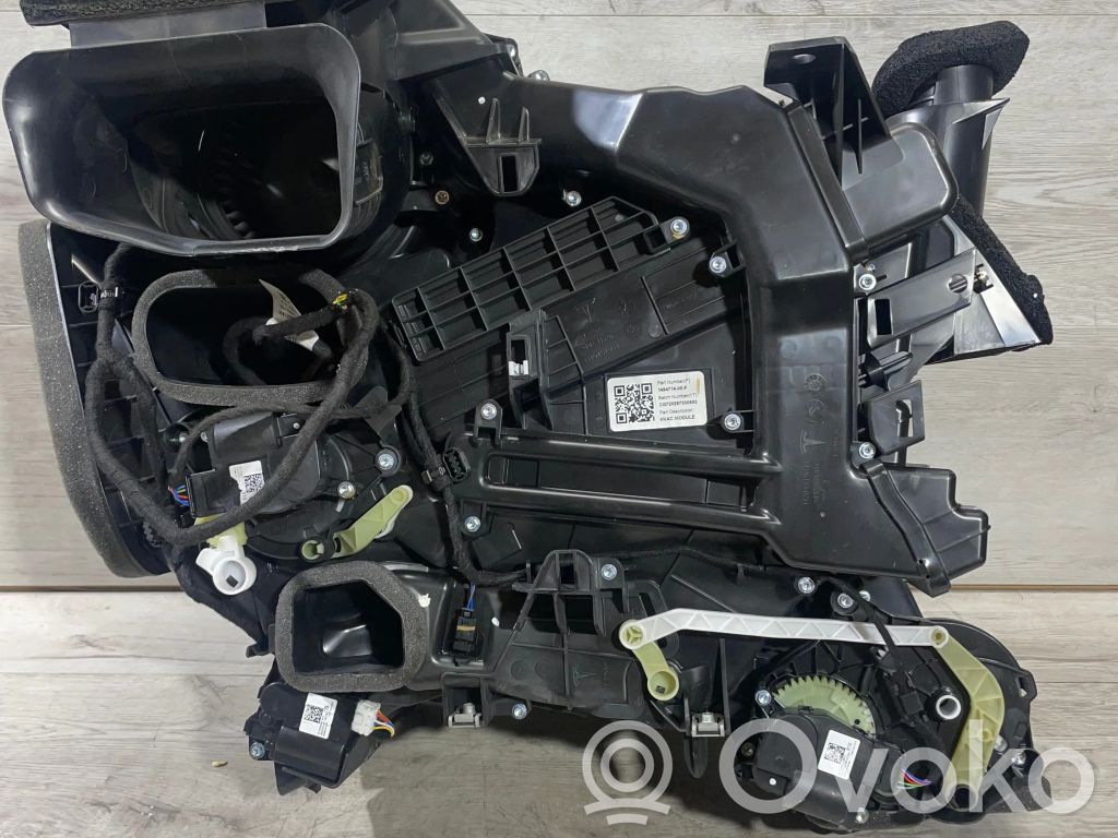 Tesla Model 3 Montaje de la caja de climatización interior 