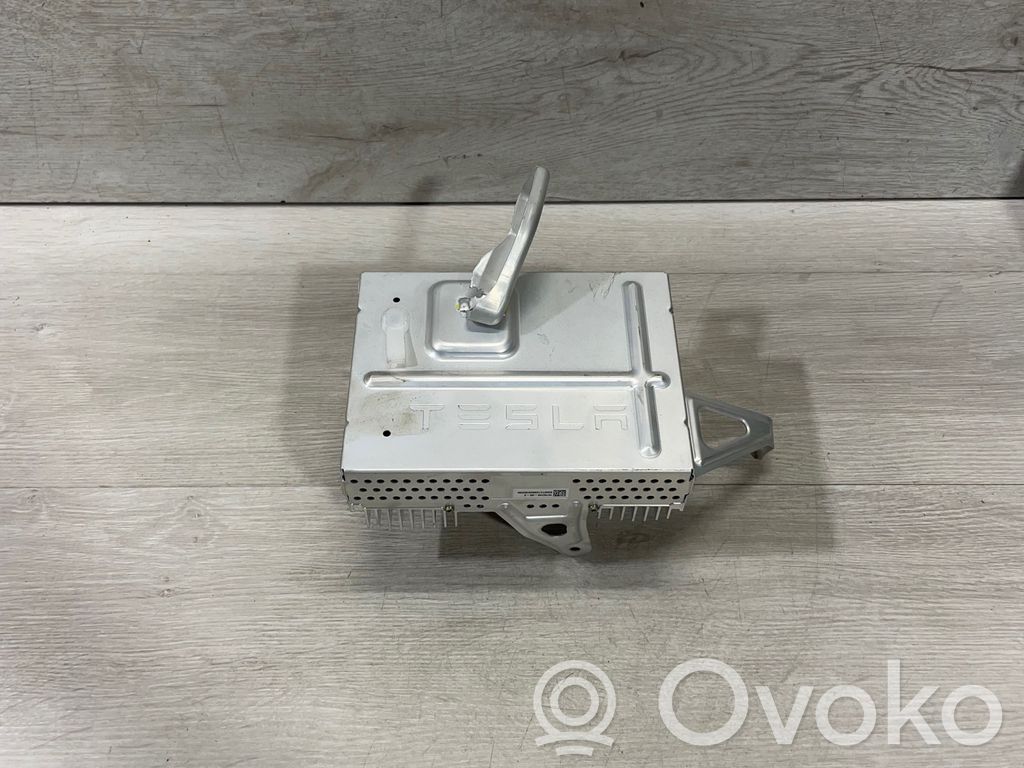 Tesla Model 3 Garso stiprintuvas 