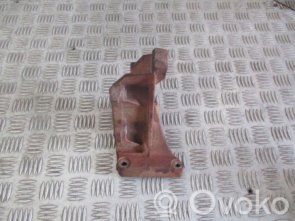 Peugeot 407 Engine mounting bracket 