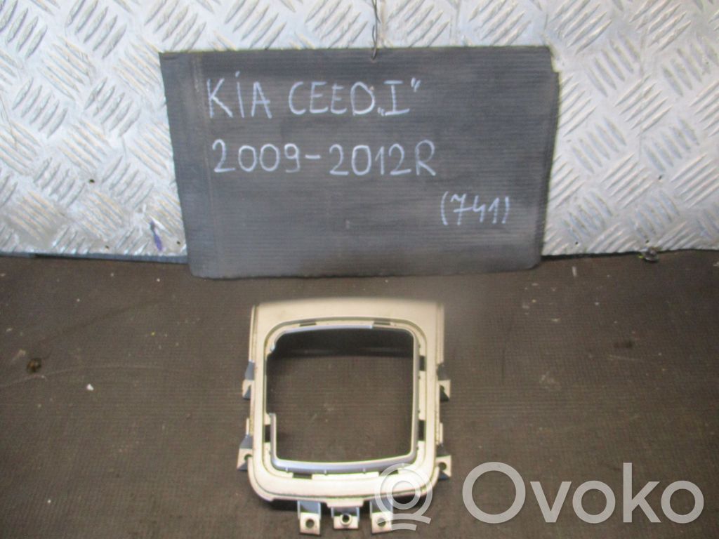 KIA Ceed Vaihteenvalitsimen kehys verhoilu muovia 