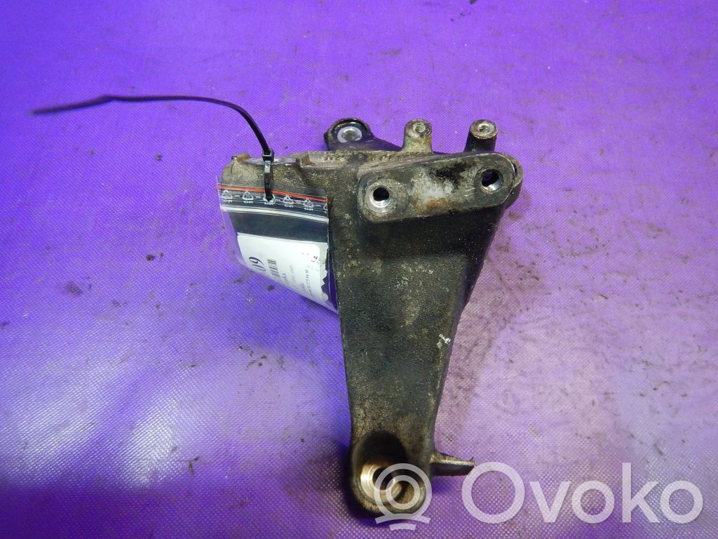 Audi A8 S8 D3 4E Engine mounting bracket 