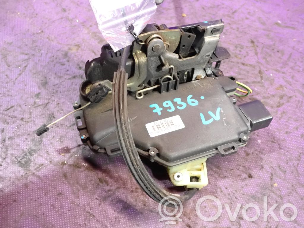 Volkswagen PASSAT B5.5 Încuietoare ușă față 