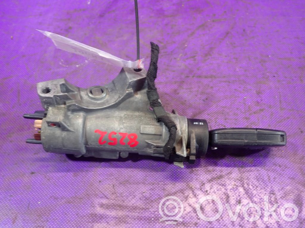 Audi A4 S4 B5 8D Užvedimo spynelė 