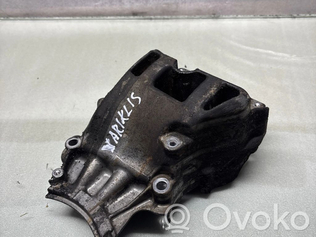 Volvo XC40 Engine mounting bracket 