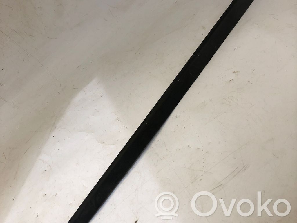 Windshield trim   8B3854328