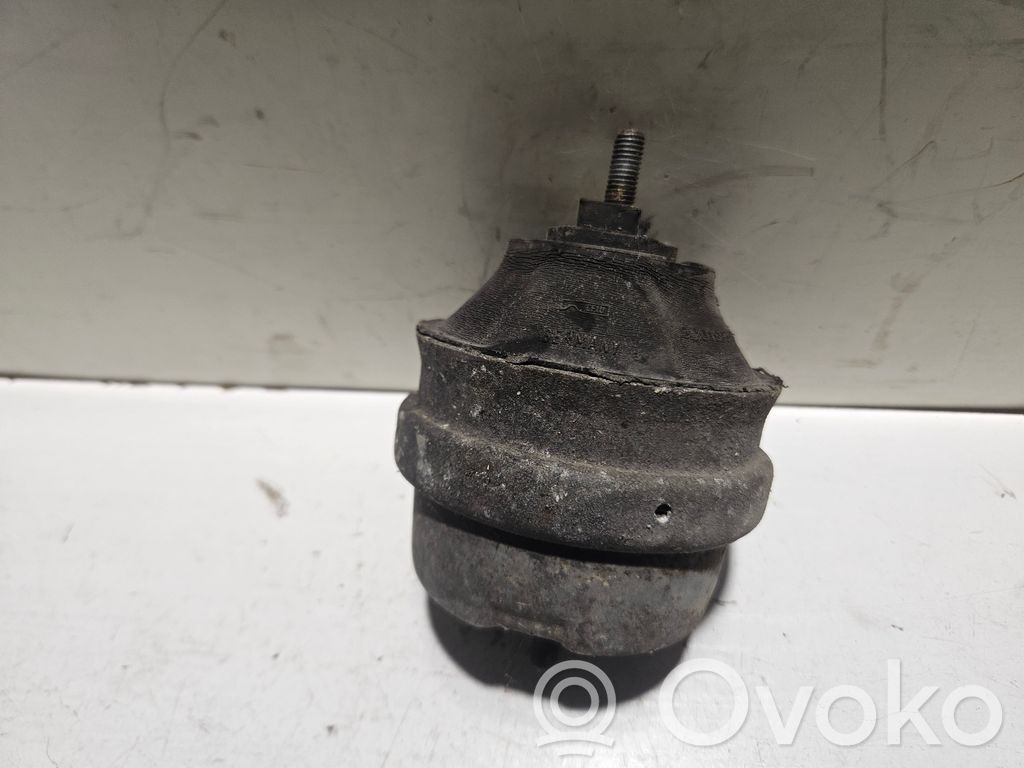 Audi A4 S4 B5 8D Engine mount bracket 