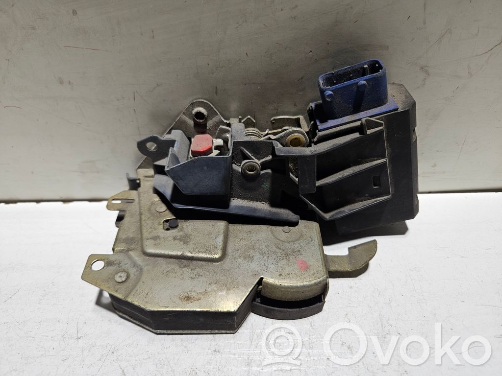 BMW 3 E36 Aizmugurē slēdzene 