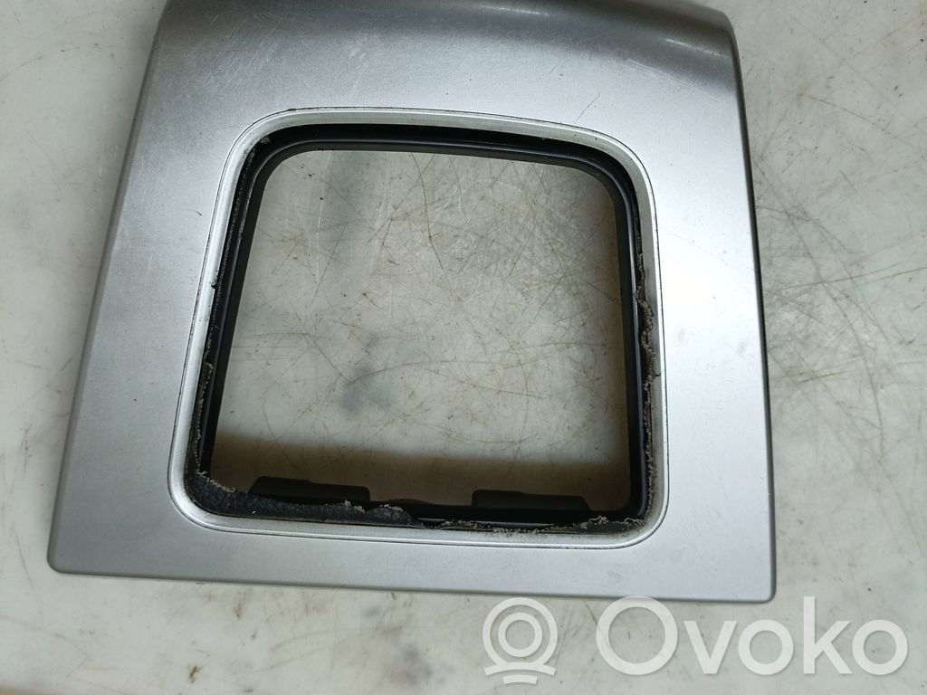 Mazda 5 Contour de levier de vitesses 