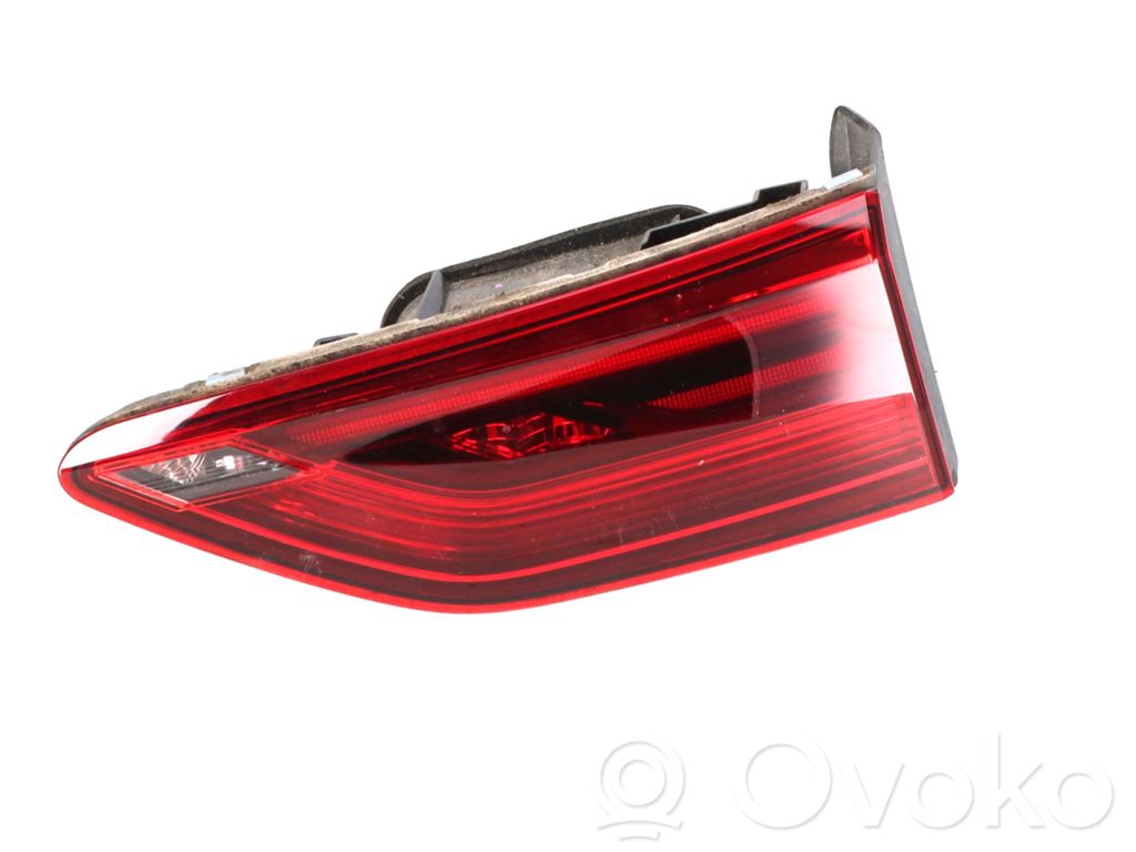 Volkswagen Golf VIII Lampă spate în capacul portbagajului 