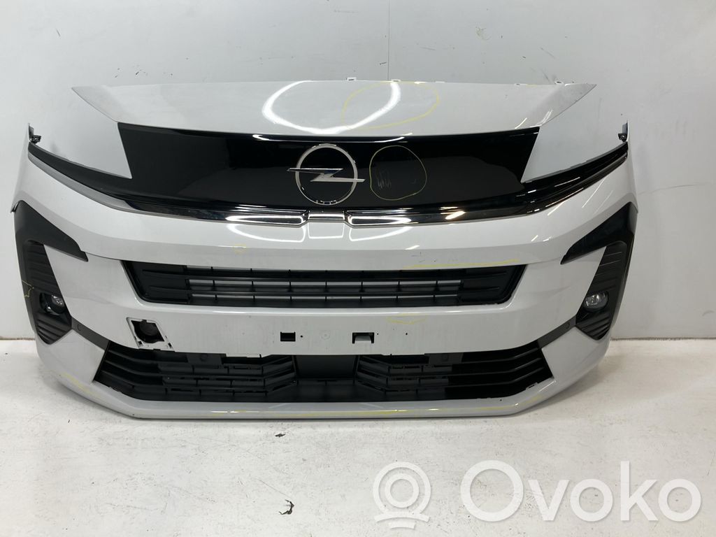 Opel Vivaro Zderzak przedni 