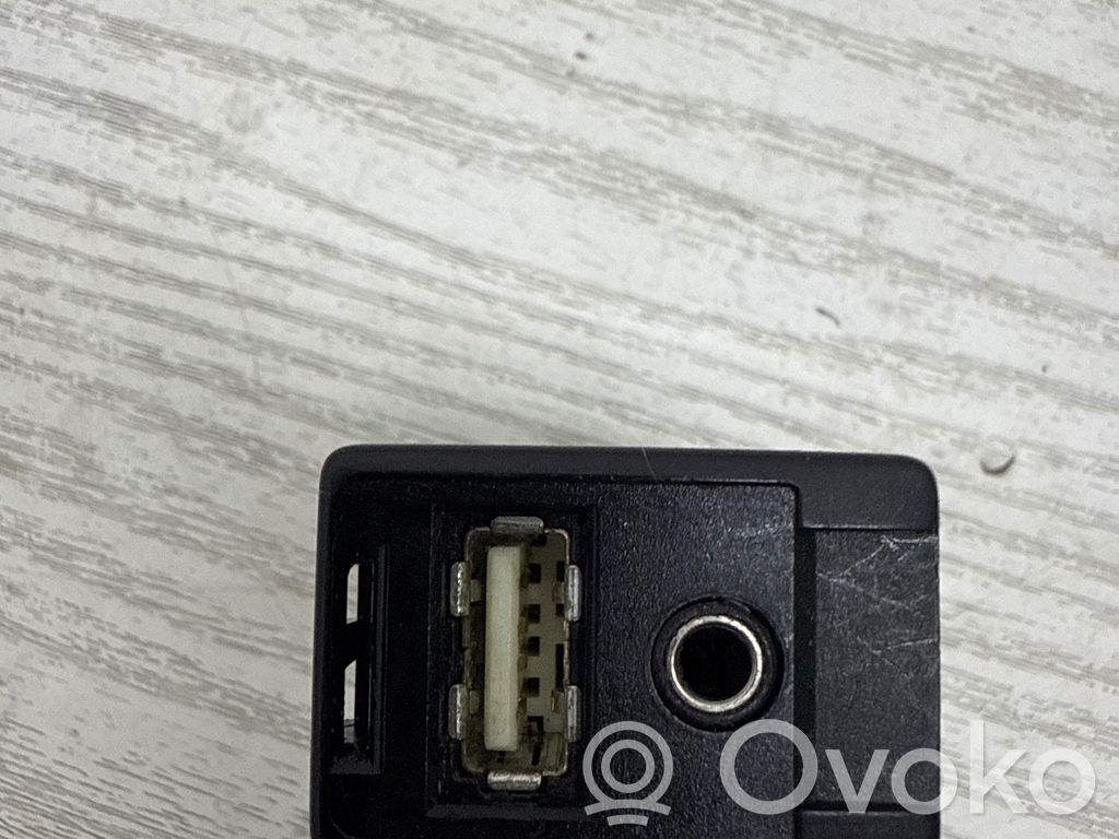 Toyota Avensis T270 USB socket connector 