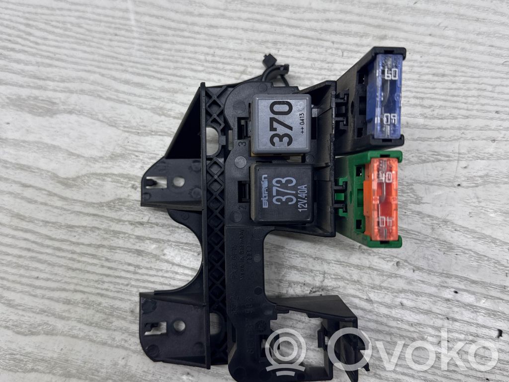 Audi A4 S4 B6 8E 8H Fuse module 