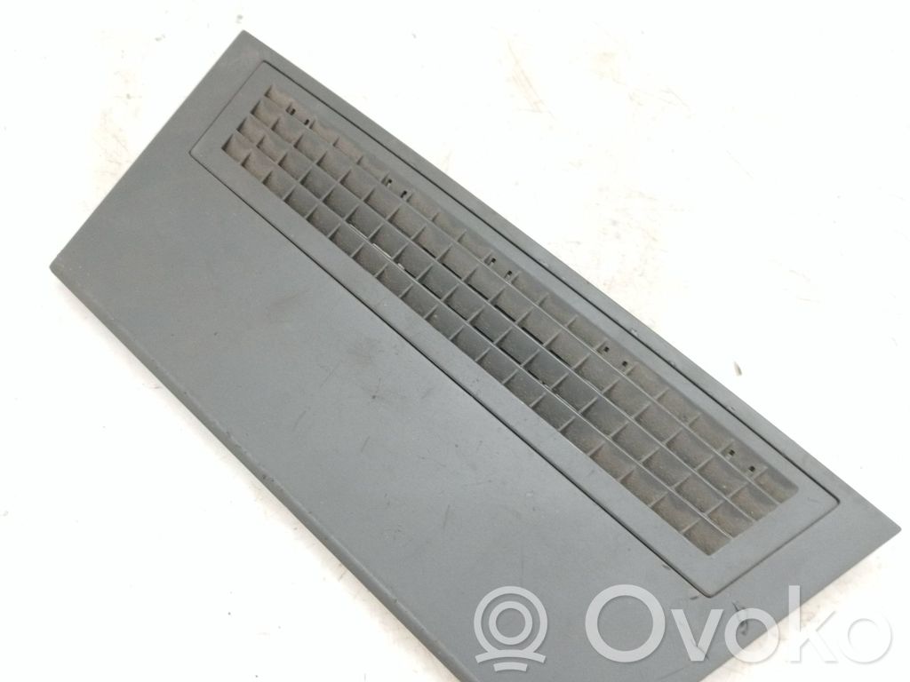 BMW 7 E65 E66 Lango oro grotelės 