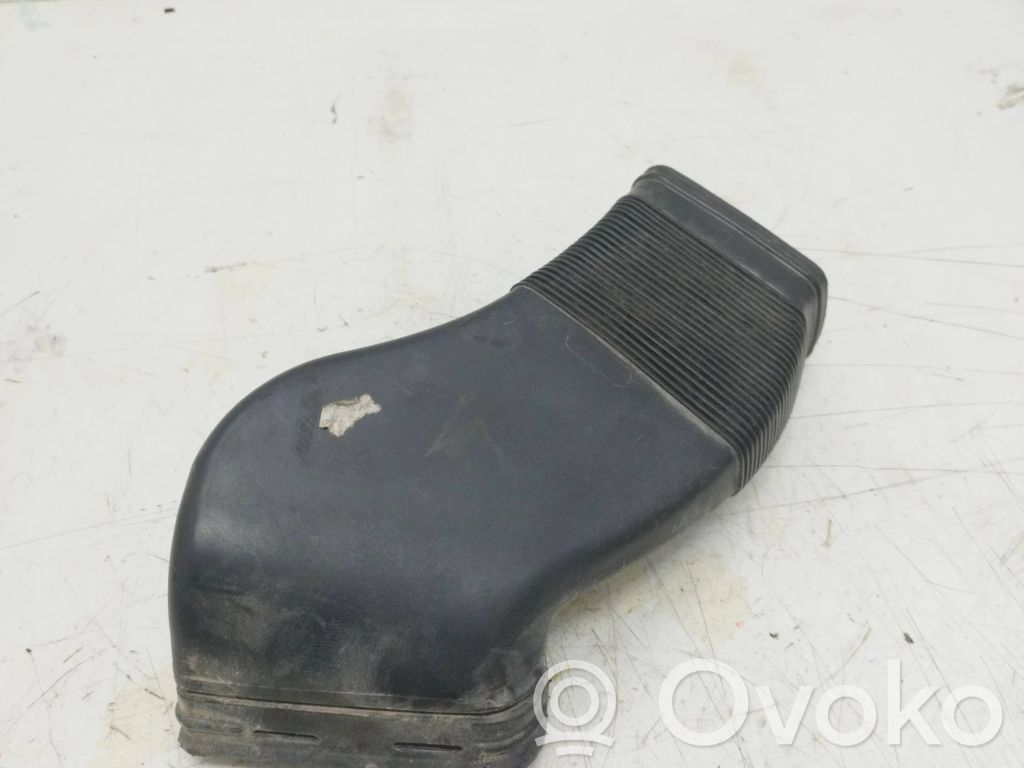 Audi A4 S4 B5 8D Ilmanoton kanavan osa 