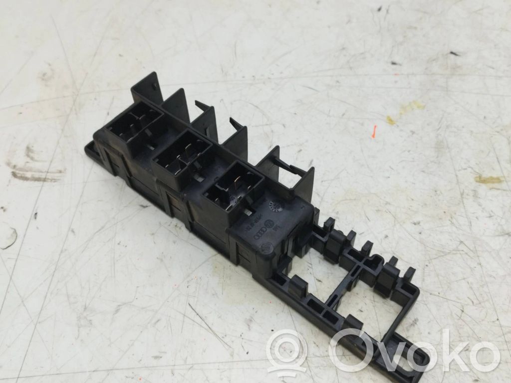 Audi A4 S4 B5 8D Relay mounting block 