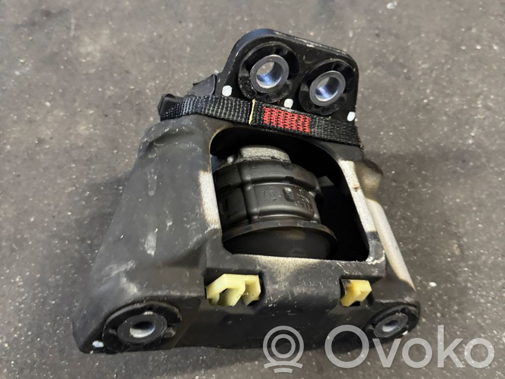 Volvo XC90 Engine mount bracket 