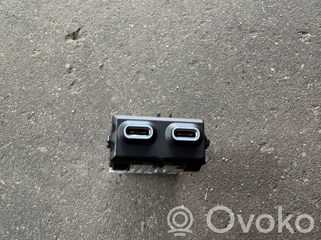BMW 5 G60 G61 USB socket connector 