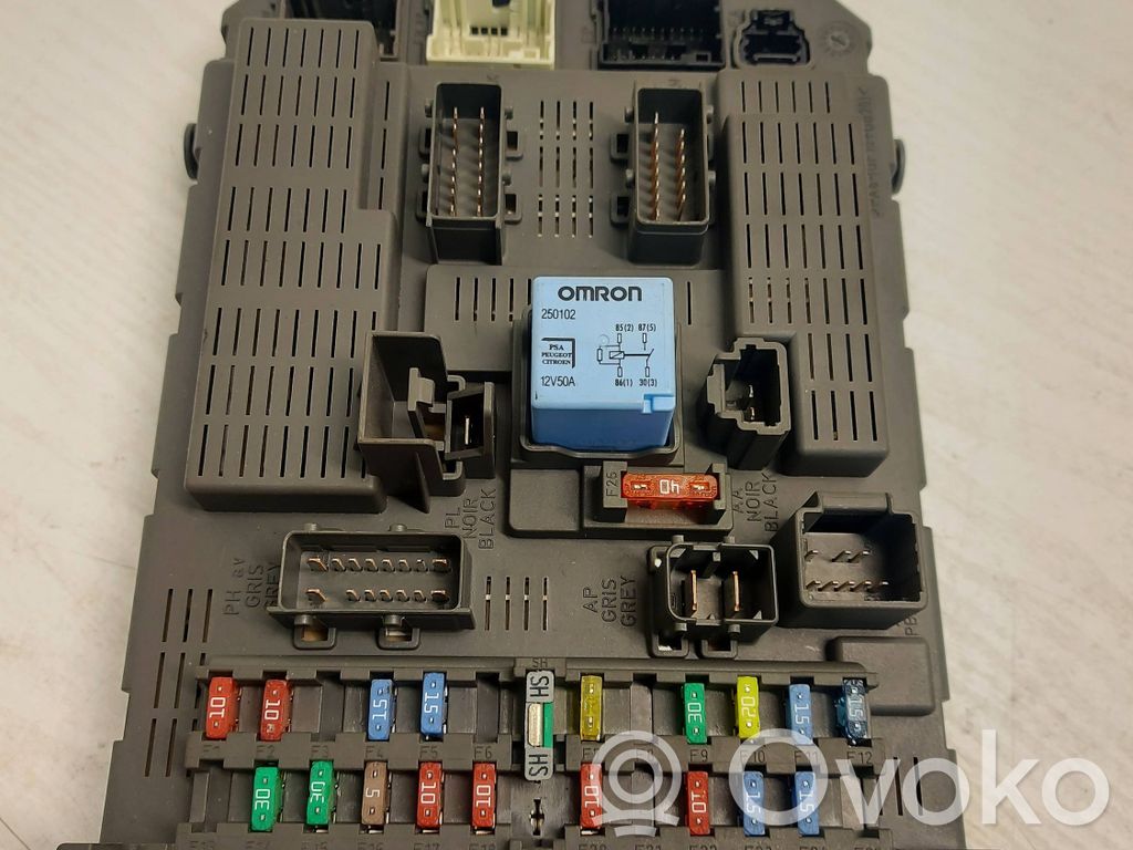 Peugeot 807 Fuse module 