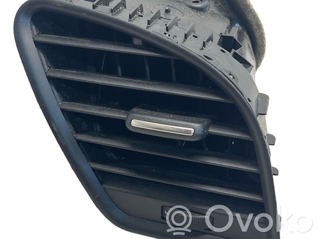 Audi A4 S4 B8 8K Boczna kratka nawiewu deski rozdzielczej 