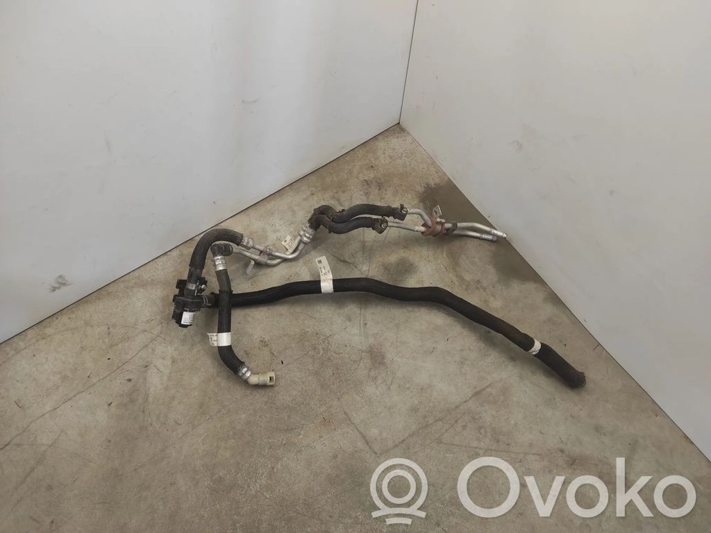 Ford Explorer VI Engine coolant pipe/hose 