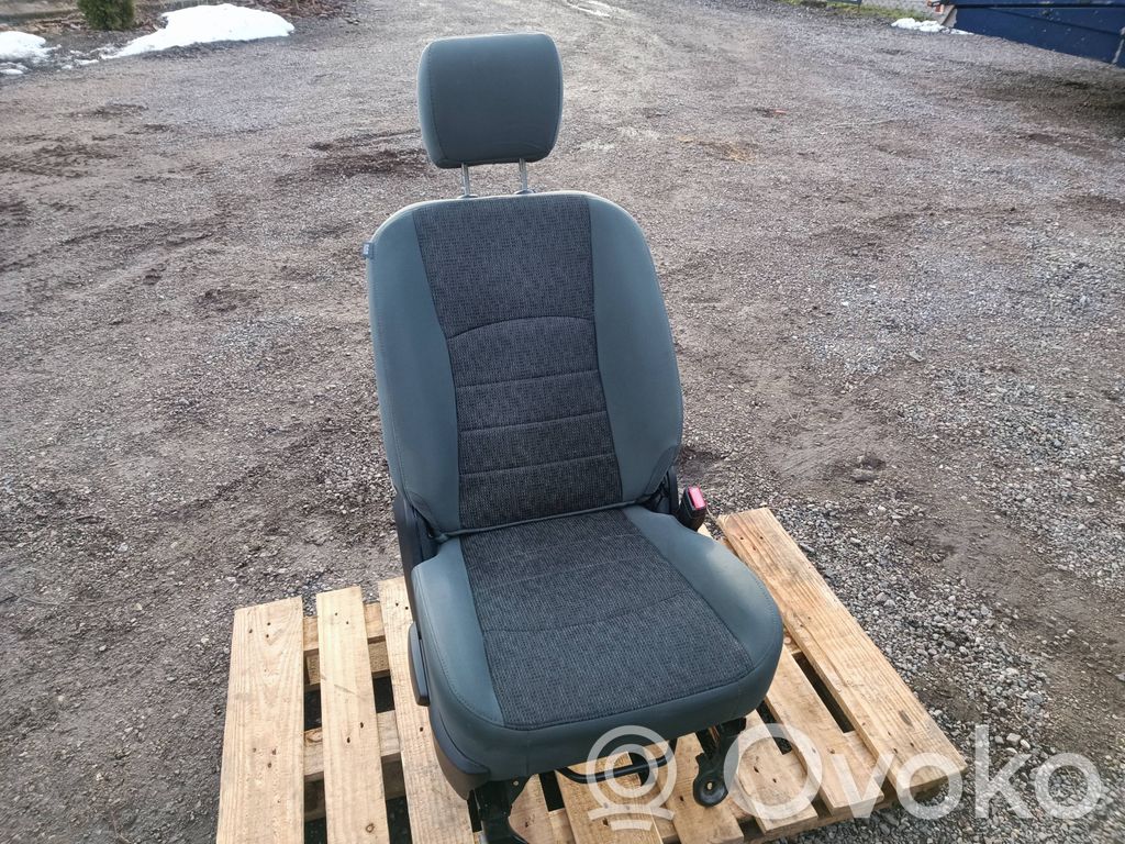 Etumatkustajan istuin