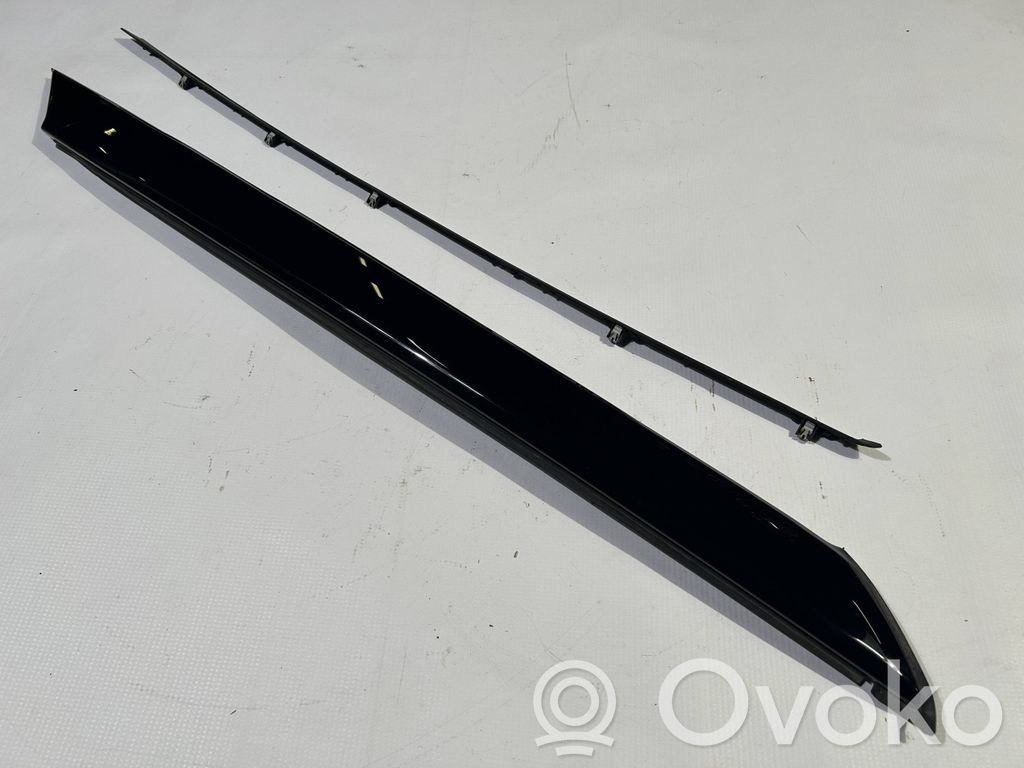 Ford Explorer VI Windshield trim 