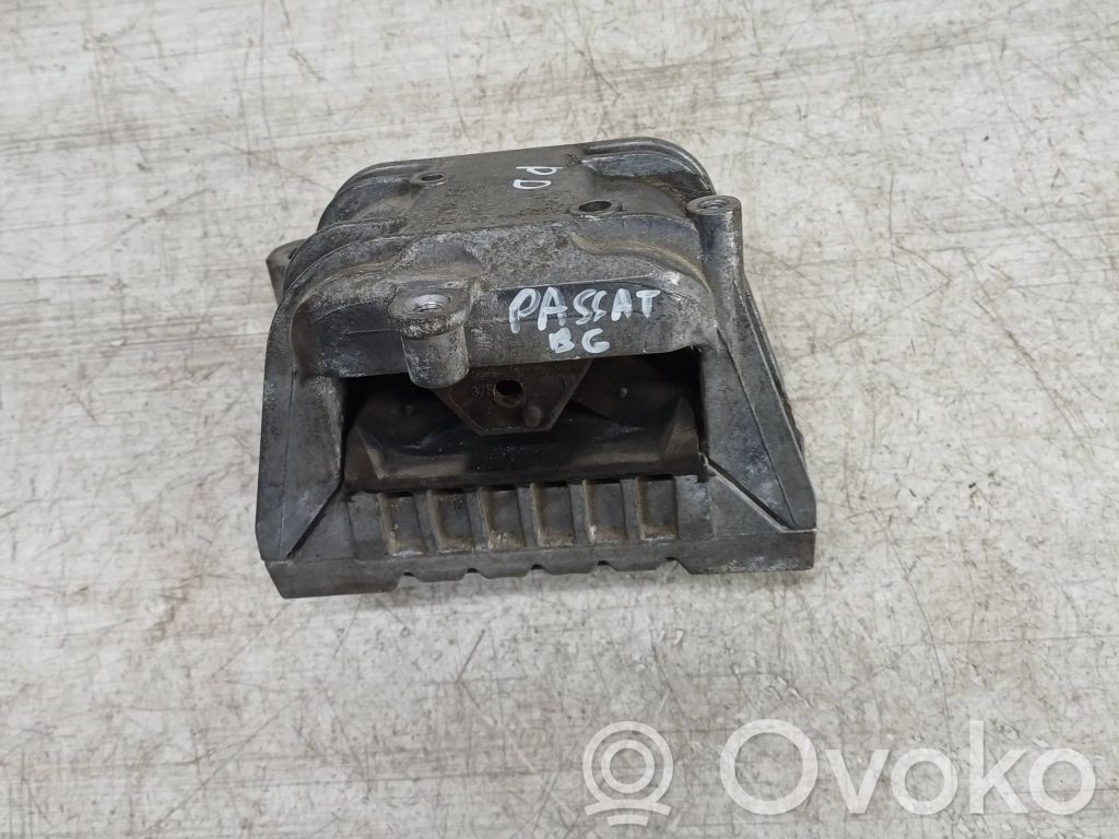 Volkswagen PASSAT B6 Engine mount bracket 