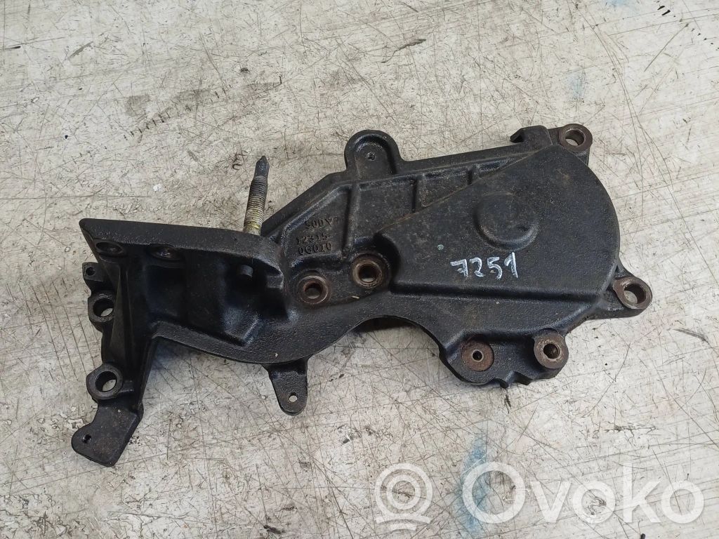 Toyota Avensis T250 Engine mounting bracket 