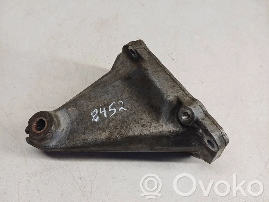 Mercedes-Benz C W203 Engine mounting bracket 