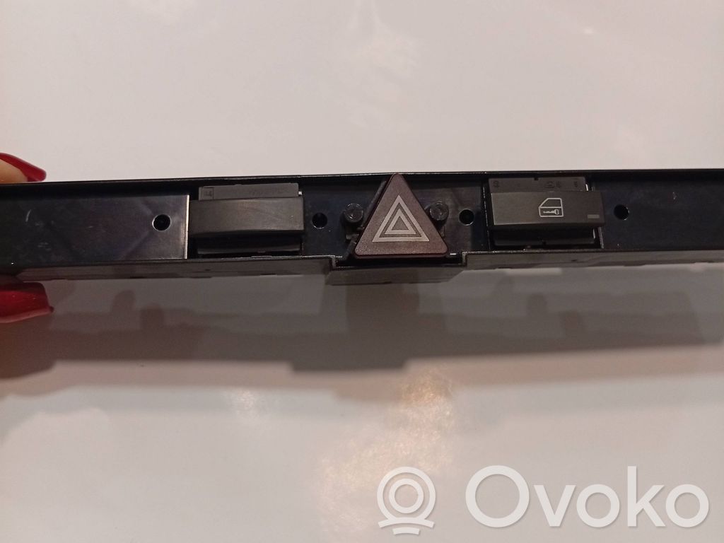 Opel Astra H Hazard light switch 