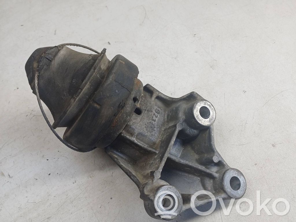 Volvo XC70 Engine mount bracket 