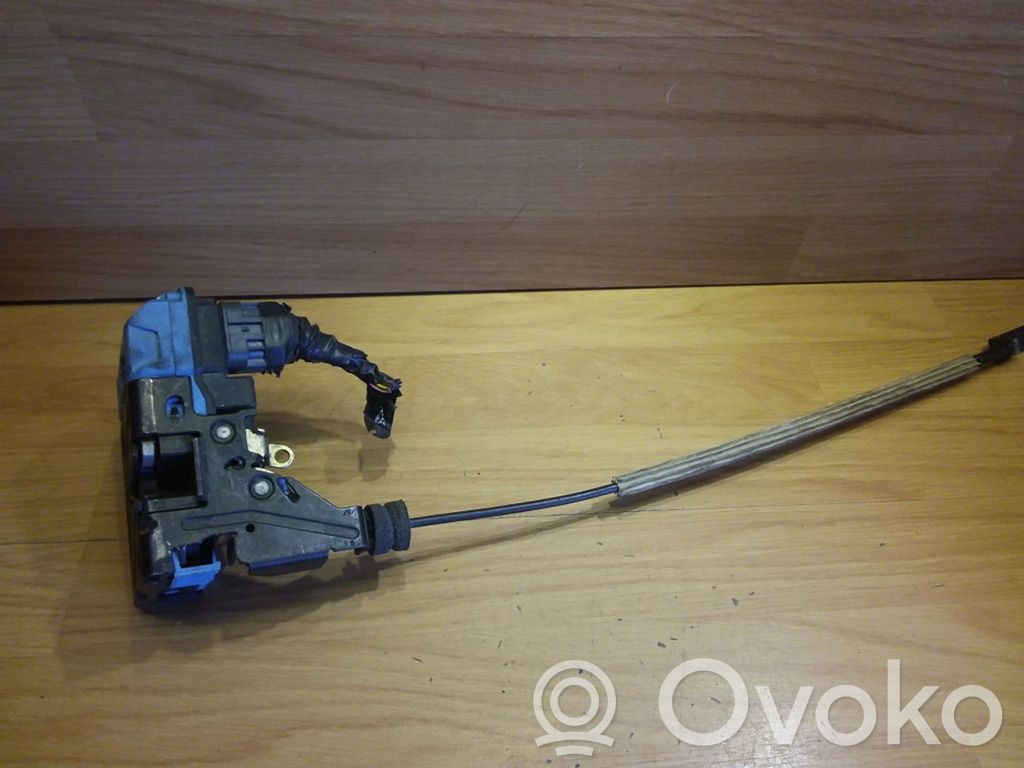 Volvo S60 Priekšpusē slēdzene 