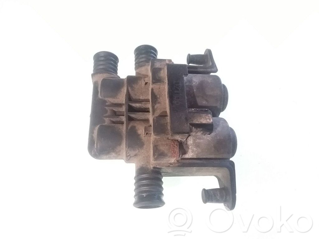 BMW 5 E39 Zawór sterujący płynu chłodzącego 