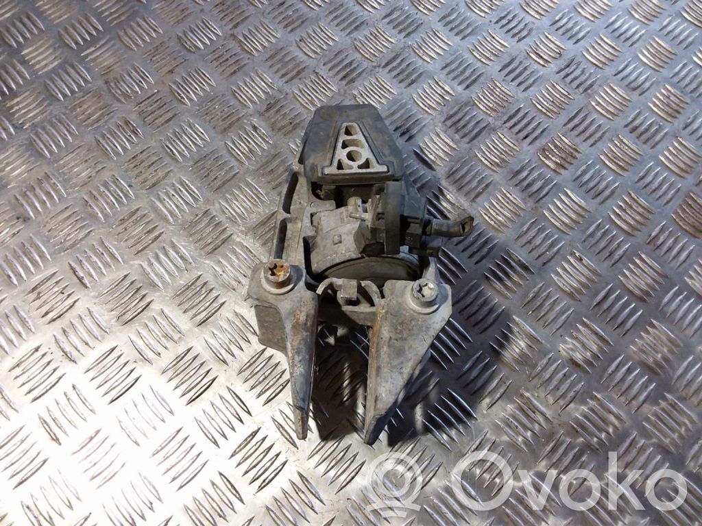Peugeot 607 Engine mount bracket 