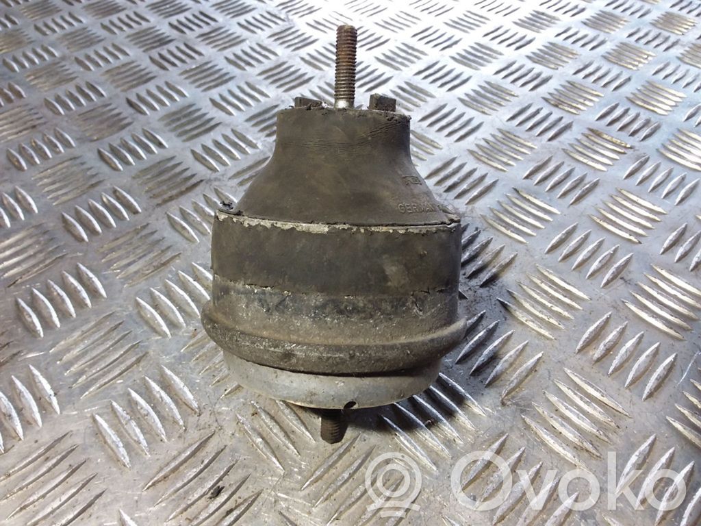 Volkswagen PASSAT B5 Engine mount bracket 