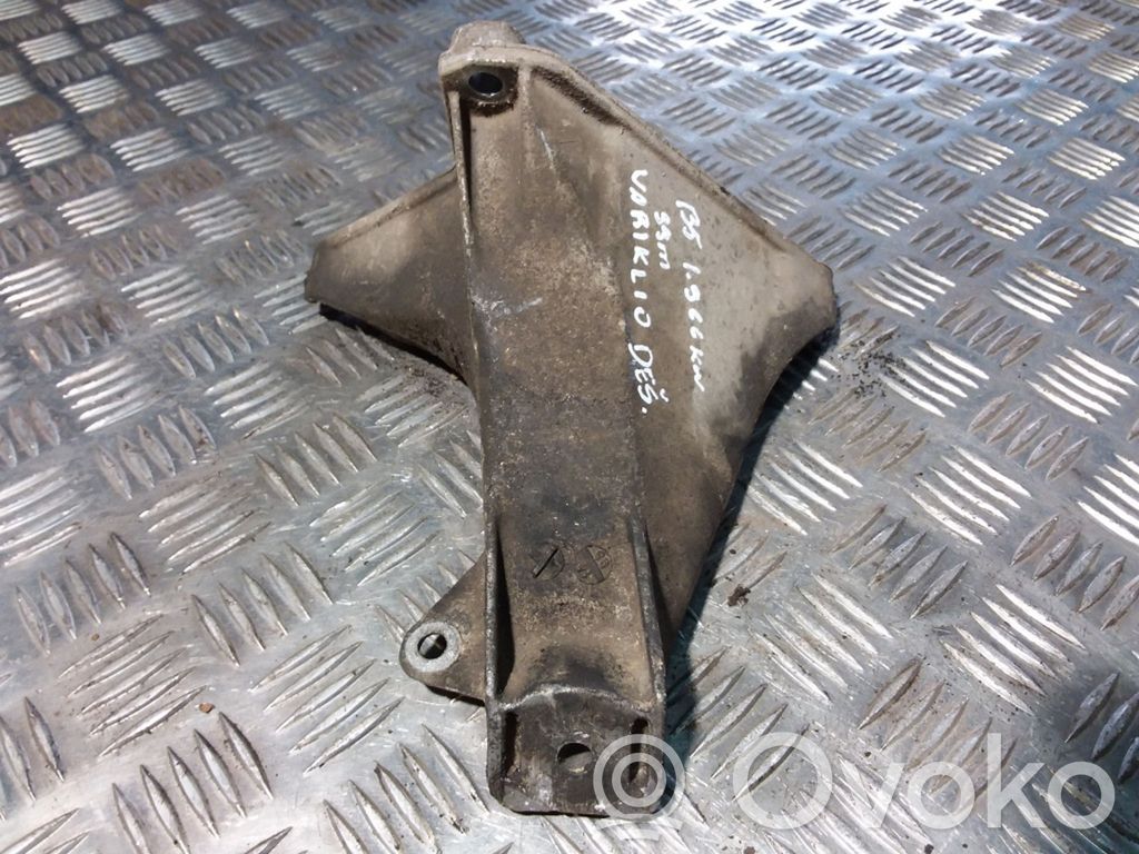 Volkswagen PASSAT B5 Engine mounting bracket 
