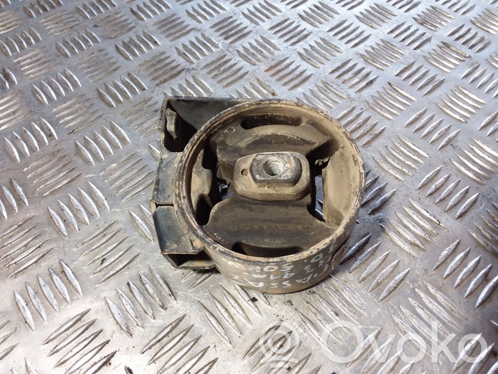 Volkswagen PASSAT B3 Engine mount bracket 
