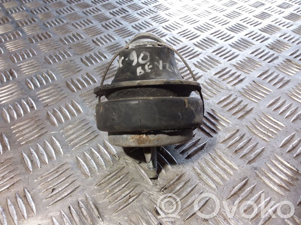 Volvo XC90 Engine mount bracket 