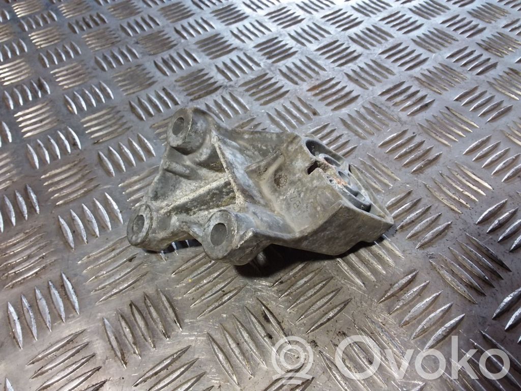 Volvo XC90 Engine mounting bracket 