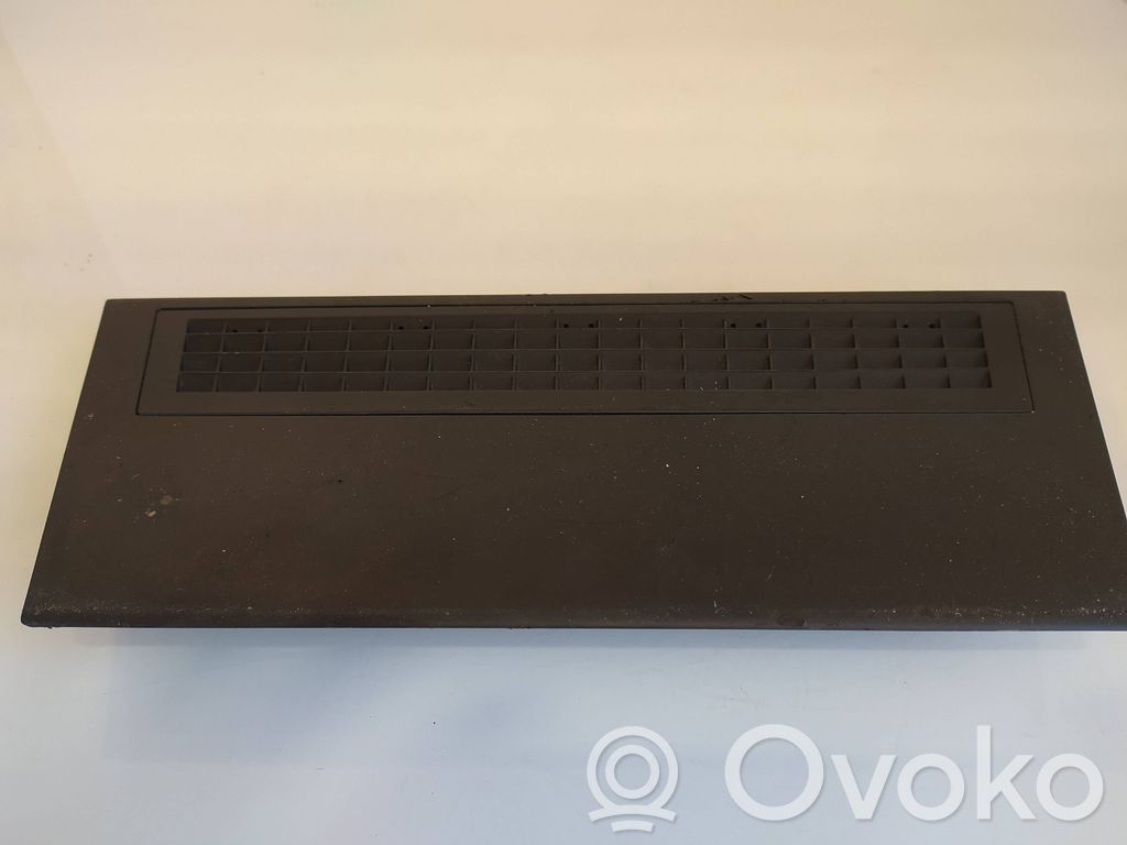 BMW 7 E65 E66 Lango oro grotelės 