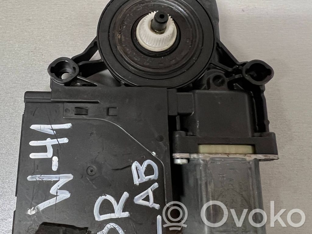 Volkswagen PASSAT B6 Front door window regulator motor 