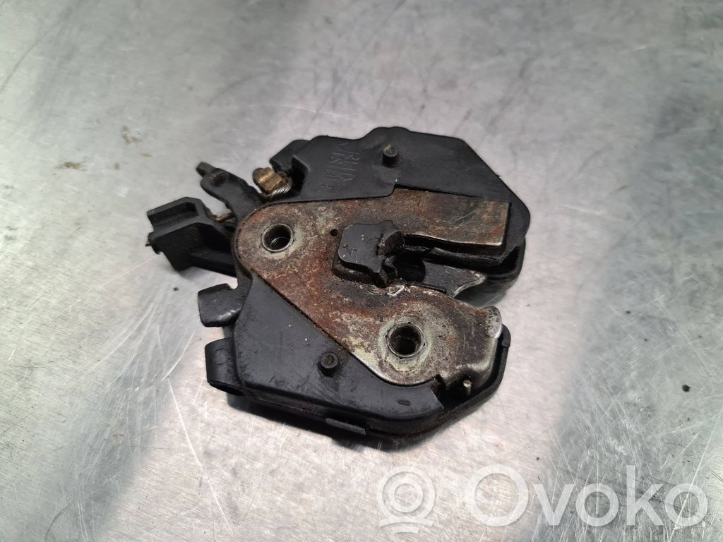 Volvo S70  V70  V70 XC Konepellin lukituksen vastakappale 