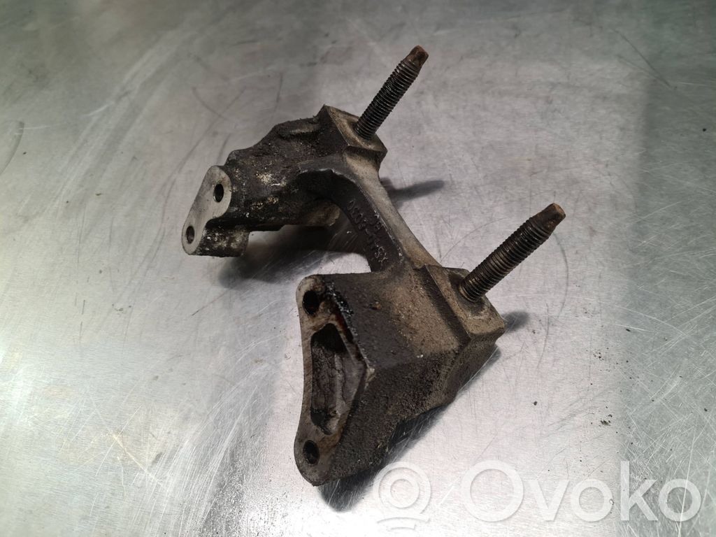 Ford Focus Engine mounting bracket 