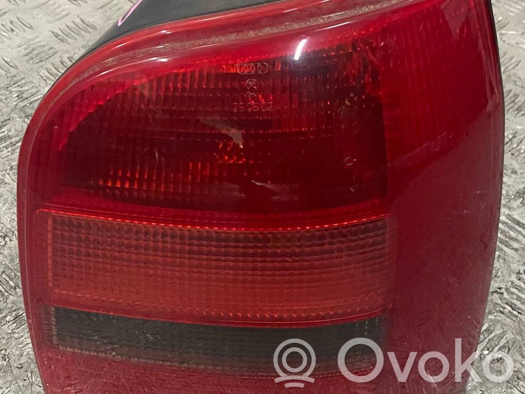 Audi A4 S4 B5 8D Aizmugurējais lukturis virsbūvē 