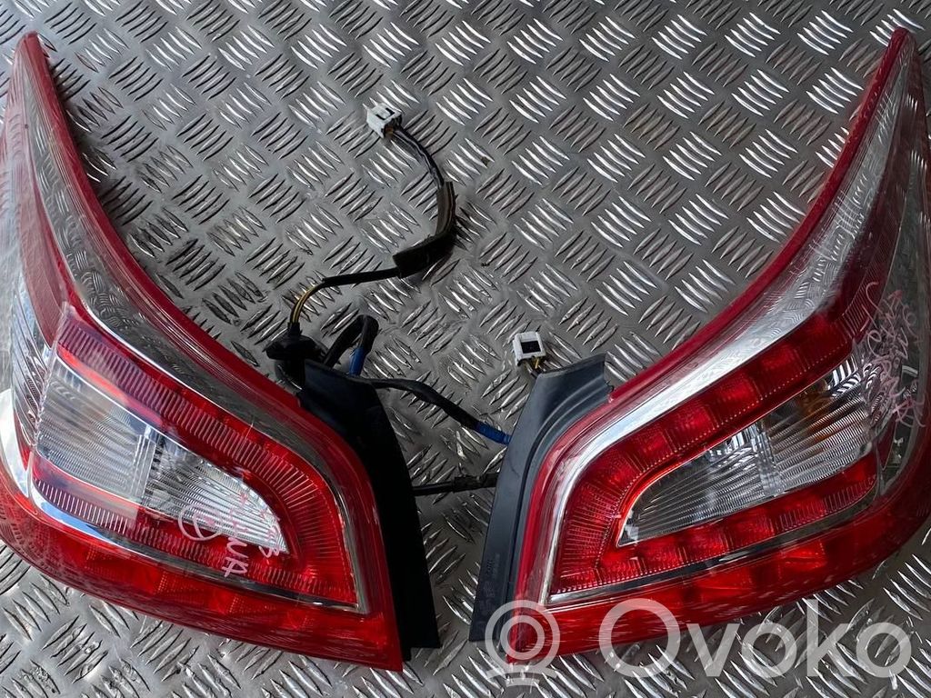 Nissan Teana Aizmugurējo lukturu komplekts 
