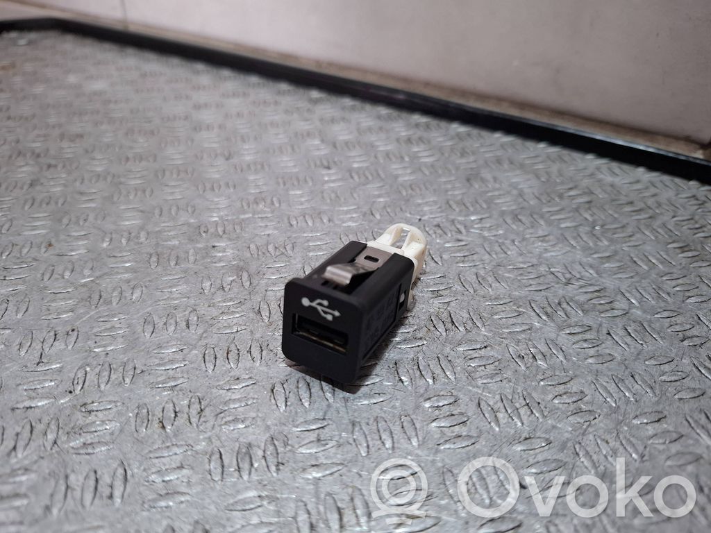 BMW X5 E70 USB socket connector 